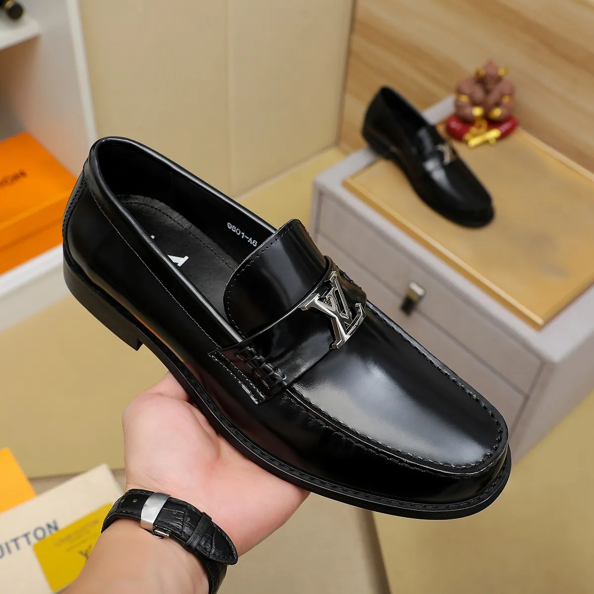 Men's shoes 460 💰 Louis Vuitton LV ® 🆕 model 🔛 full shoe counter, first layer cowhide, 🐂leather lining casual shoes for men, super soft outsole, a must-have for driving. Synchronized with the counter, original first layer cowhide, completely 1:1 mold customization 🌹 top version, color optional! Number: 38-44 (45.46 customized)